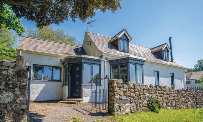Reynoldston Cottage | Cozy Holm Oak Cottage - Family-Friendly 3 Bedroom Retreat
