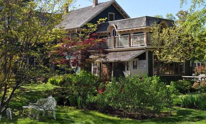 Summerside House | Ocean View Retreat at Holman's Heritage Suites - Rated 9/10