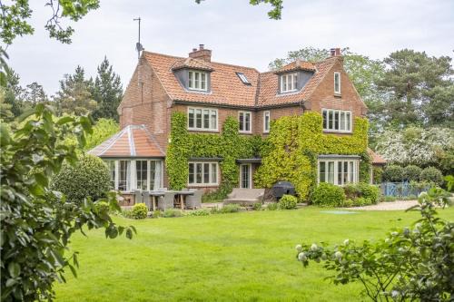 Hunstanton House | Family-Friendly Holmbush: A Pet Welcome Awaits You