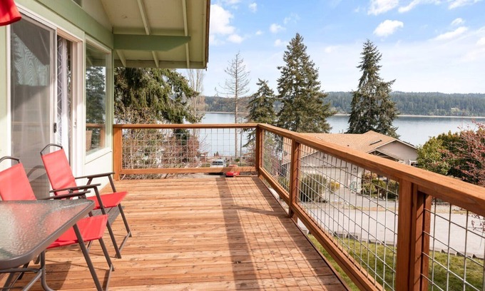 Freeland House | Pet Friendly Holmes Harbor Retreat with Scenic Views