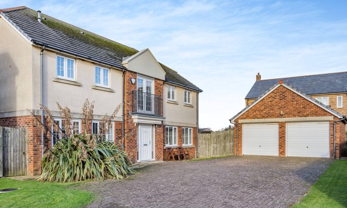 Beadnell House | Holmeside - Spacious Five Bedroom Home with Family Amenities