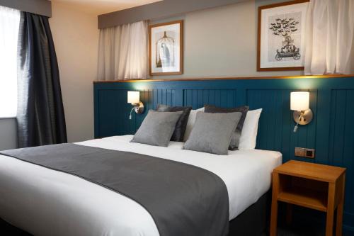 Wakefield Hotel | Inviting Holmfield Arms: Family-Friendly Stay with Breakfast