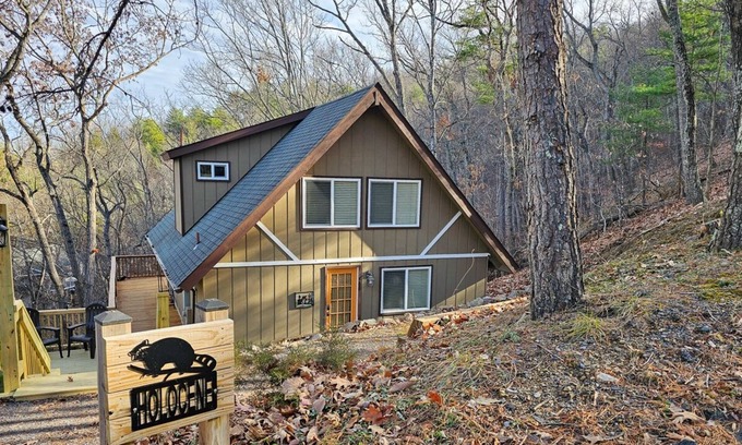Mount Jackson Ski Chalet | Scenic Holocene Chalet with Treetop Mountain Views