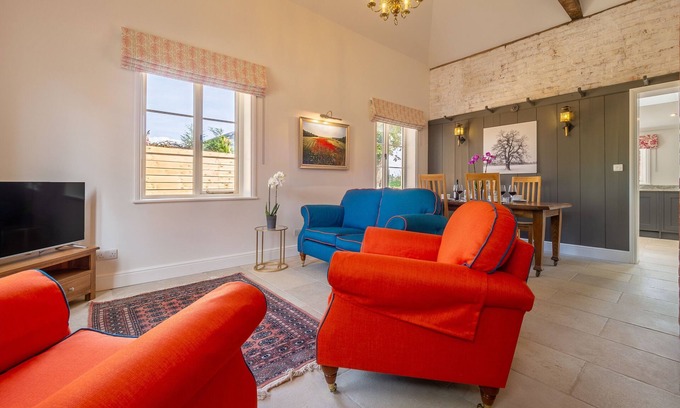 Sudbury Cottage | Holt Coach House: Ideal Retreat for 4 with Breakfast & Kitchen