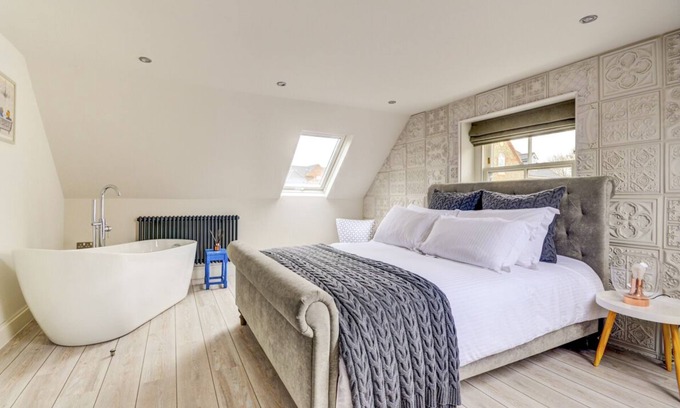 Holt Villa | Cozy Holt Hideaway - One Bedroom Villa with Breakfast