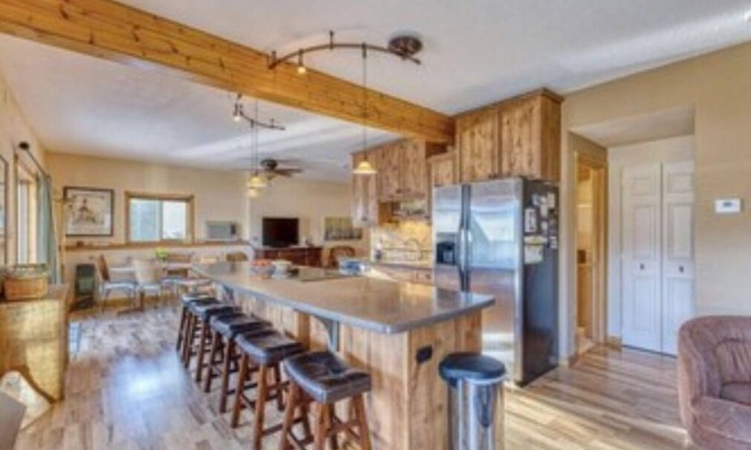 Wolf Creek Cabin | Discover Holter Lake Cabin Getaway: Family-Friendly Retreat