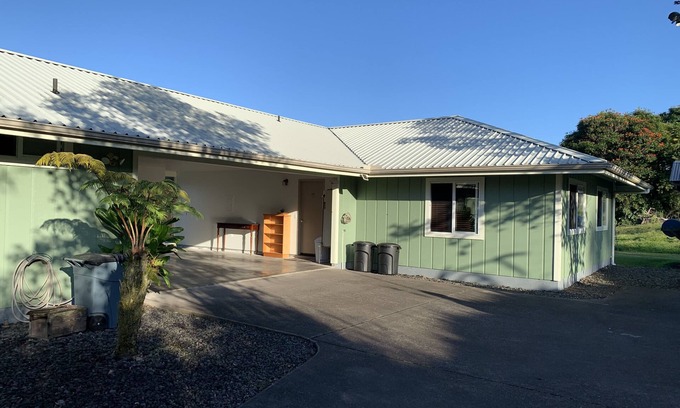 Holualoa House | Indulge in Holualoa Country Home with Sunset Views