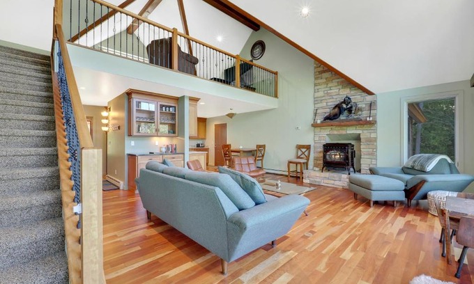 East Jordan House | Family-Friendly Holy Island Getaway with Ocean Views
