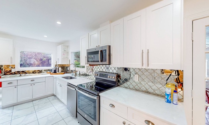 Old Northwood House | Beautiful Home & 2 Apartments with Private Pool Near Beach