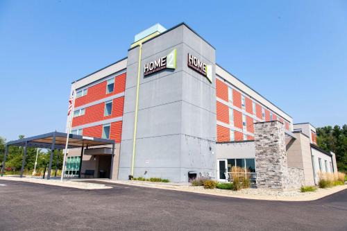 Jackson Hotel | Pet-Friendly Retreat at Home 2 Suites by Hilton Jackson