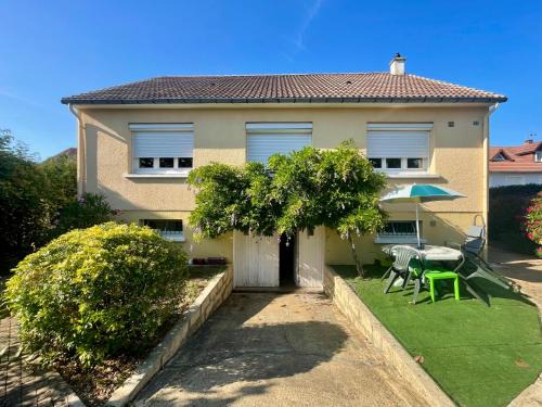 Spay House | Convenient Stay Near Le Mans with 6 Beds & Family Amenities