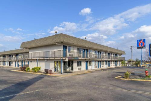 Topeka Hotel | Convenient Motel 6 in Topeka, KS with Pool Access