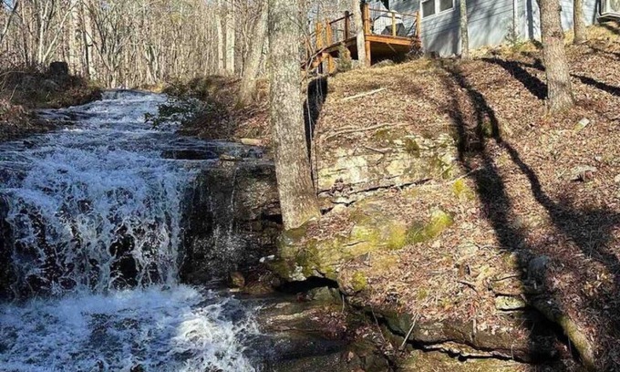 Mentone House | Whimsical Waterfall Cottage - Guest Rated 9.8 & Pet Friendly