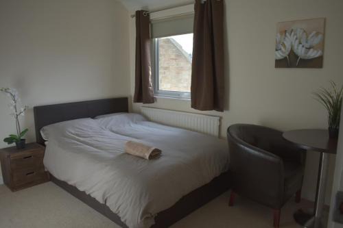 Cribbs Causeway House | Budget-Friendly Home and a Stay with Kitchen Amenities