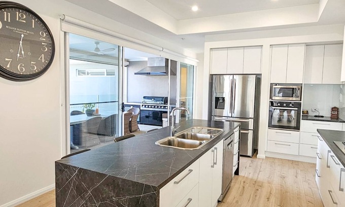 Yarrawonga House | Home at Hogans. Overlooking Lake Mulwala. Boat parking and your own private swimming pool