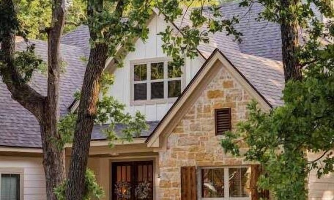 Waco House | Discover Home At The Bluffs: Pet & Child Friendly Haven
