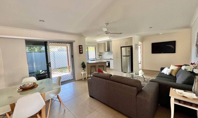 Bundaberg South Villa | Modern Retreat in the Heart of the City - Pet Friendly & Cozy