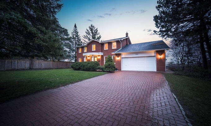 Richmond Hill House | Home away from Home in the center of Richmond Hill