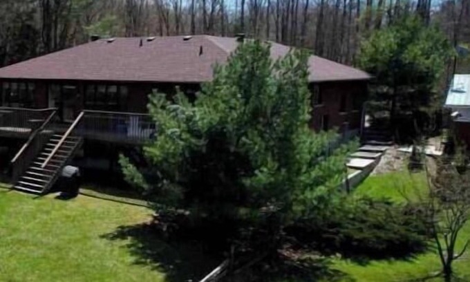 Severn Bridge House | Welcoming Retreat with Ocean View and Family-Friendly Amenities