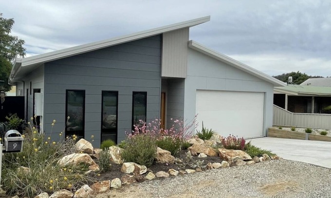 Eildon House | Cozy Retreat: Your Home Away from Home with Pool & Breakfast