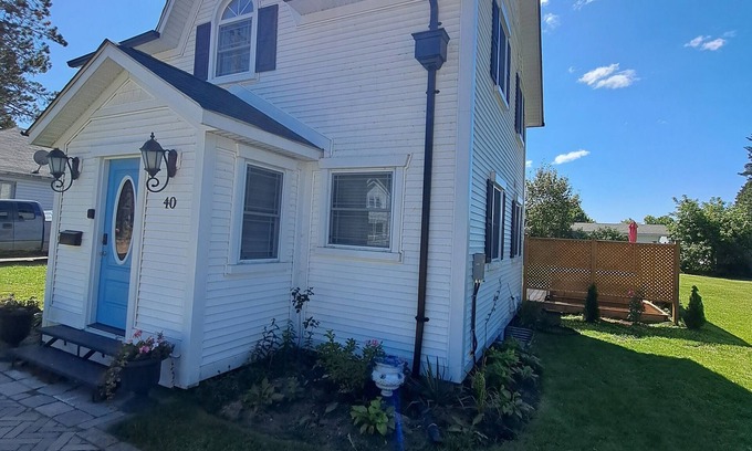 South River House | Relax in a Beautiful Country Home with Hot Tub & Spa