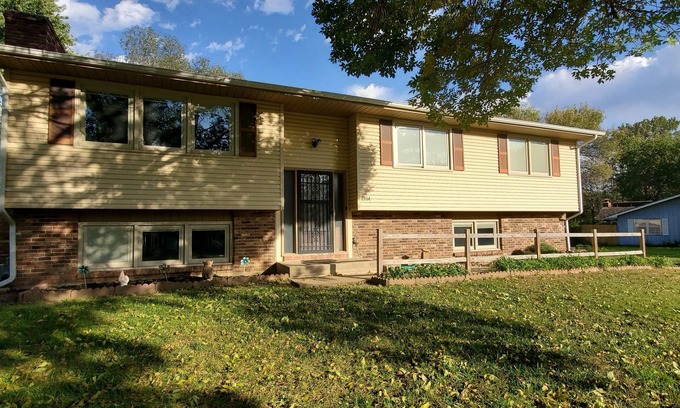 Lawrence House | Cozy Retreat Near KU: Family-Friendly with Breakfast Options
