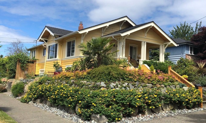 Loyal Heights House | Cozy Retreat with Pet-Friendly Amenities for Your Family
