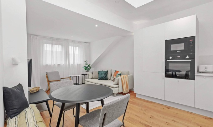 Eastbourne City Centre Apartment | Stylish Apartment Retreat with Ocean View and Top Reviews