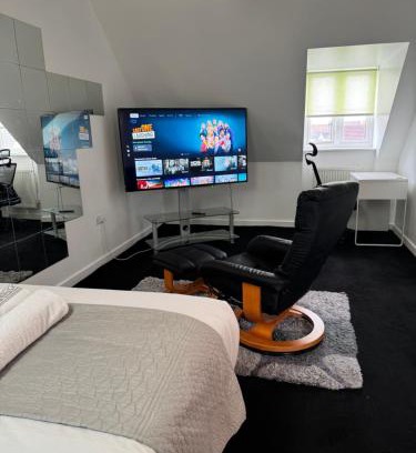 Bletchley House | Cozy Retreat: Your Home Away from Home with a Kitchen