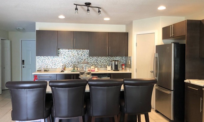 Saskatoon House | Cozy Retreat in Saskatoon with Kitchen & Breakfast Included