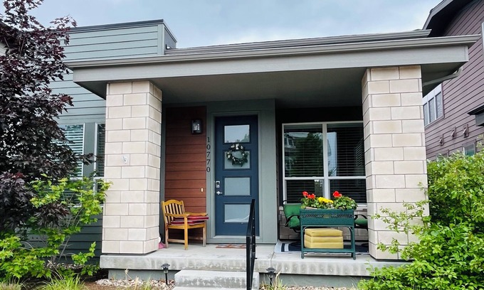 Aurora House | Central Park Getaway with Breakfast and Family-Friendly Amenities