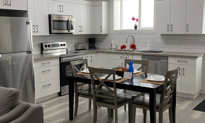 Kamloops House | Your Home Away from Home in a Prime Neighborhood!