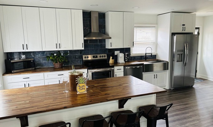 Paw Creek House | Your Perfect Getaway: 10 Min to City with Spa & Breakfast