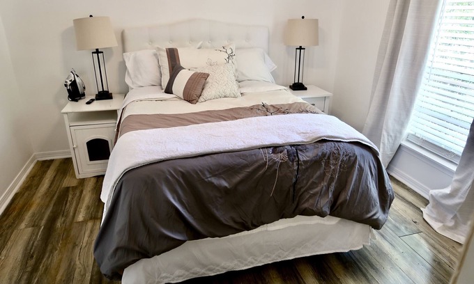 Mobile House | Cozy Retreat in West Mobile with Ocean Views & Spa Amenities
