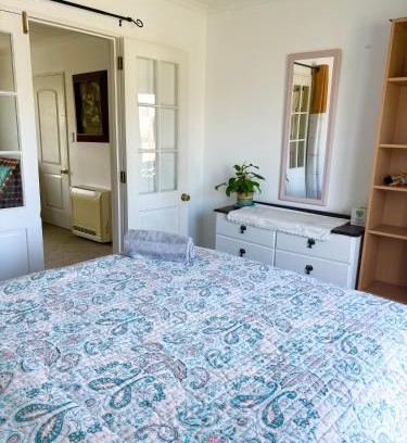 Christchurch House | Cozy Retreat with Hot Tub, Rated 9/10 by Guests