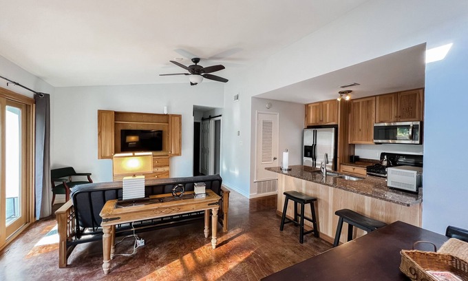 St. Edwards Apartment | Ideal Two-Bedroom Triplex with Office & Breakfast Included