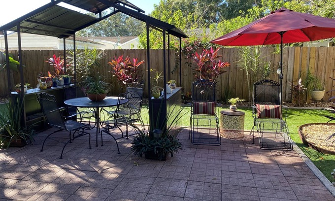 Clearwater House | Your Ideal Getaway: Beach Access & Shop Nearby!
