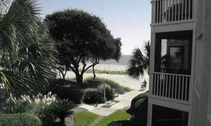 Isle of Palms Condo | Relaxing Beachside Retreat: Port O Call C203 with Ocean Views