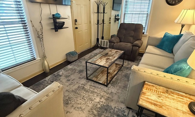 Wyandotte House | Home Away from Homen2-bedroom house in nice Wyandotte with AC, WiFi