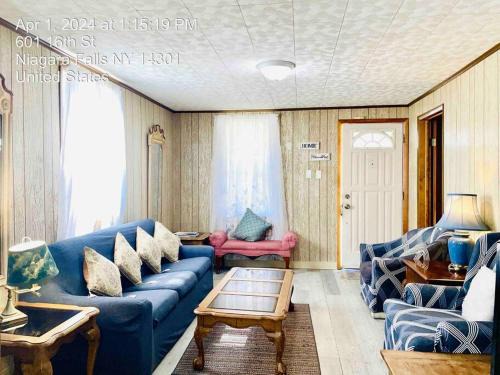 Niagara Falls House | Cozy Retreat at Niagara View - Pet Friendly & Hot Tub