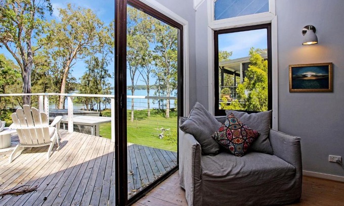 Bundabah House | Welcoming Home by The Cove: Family-Friendly with Kitchen