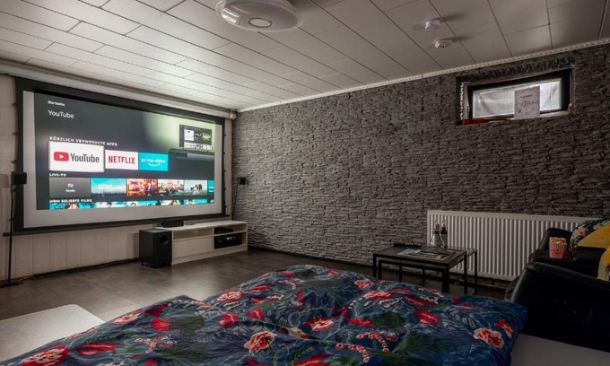 Niederzwehren Apartment | Inviting Home Cinema Kassel: Breakfast & Kid-Friendly Fun