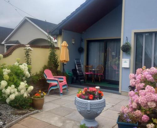 Castleisland House | Oceanfront Retreat: Home Comforts with 9.5/10 Rating