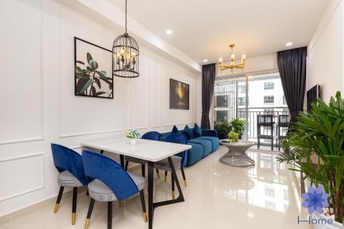 Tan Binh Apartment | Cozy Airport Apartment with Pool, Gym & Pickup Service