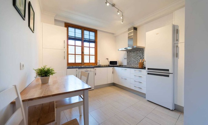 Vegueta Apartment | Seaside Retreat: Cozy Apartment with Terrace for 5 Guests