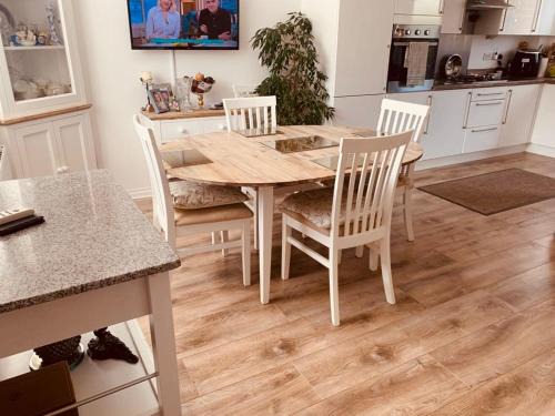 Kirkliston House | Comfortable Retreat with Free Parking near Edinburgh Airport