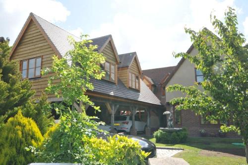 Lee-on-the-Solent Apartment | Cozy Retreat: Eco-Friendly Family Getaway with Hot Tub