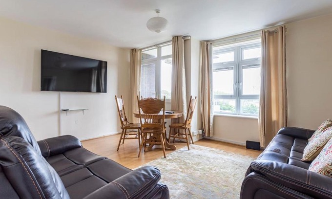 Hackney Downs Apartment | Comfortable Home From Home: Family-Friendly with Kitchen