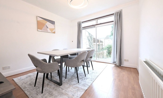 Fryent House | Cozy Retreat: 4-Bedroom House Near Central London