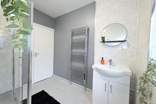Colindale House | Comfortable Home Retreat with Child-Friendly Amenities